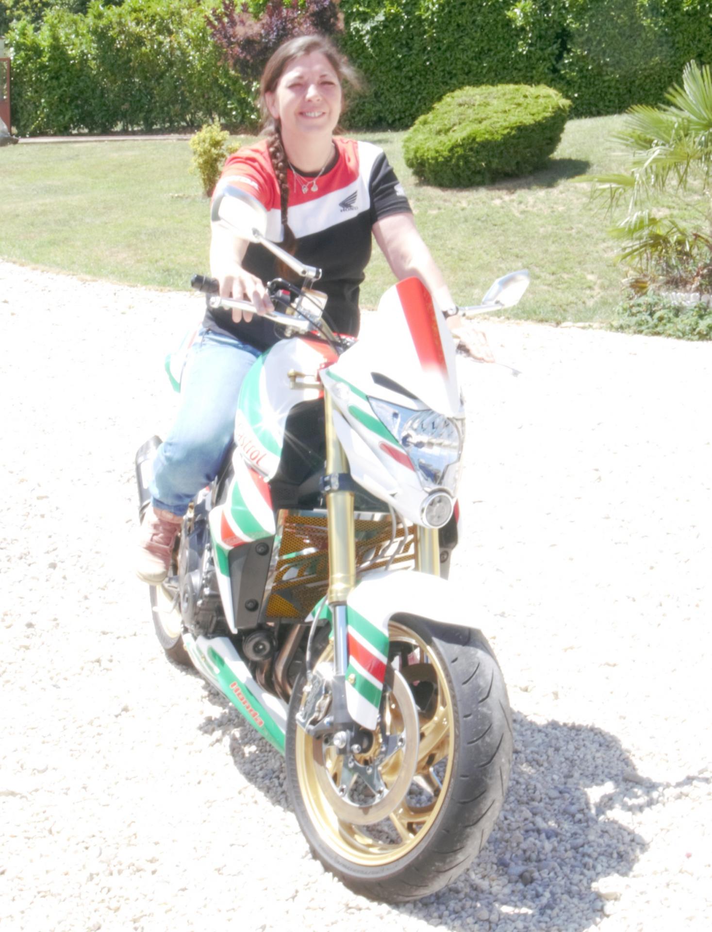 SYLVIE SUR SA MOTO